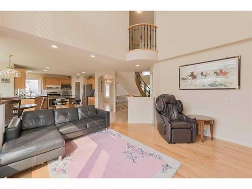 5 Hampstead Manor Nw, Calgary, AB - Indoor Photo Showing Living Room