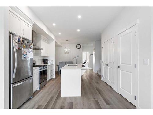 388 Lucas Boulevard Nw, Calgary, AB - Indoor Photo Showing Kitchen
