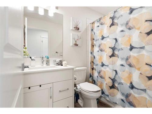 388 Lucas Boulevard Nw, Calgary, AB - Indoor Photo Showing Bathroom