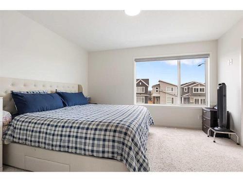 388 Lucas Boulevard Nw, Calgary, AB - Indoor Photo Showing Bedroom