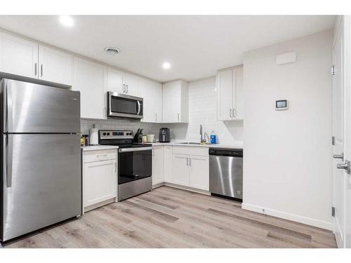 388 Lucas Boulevard Nw, Calgary, AB - Indoor Photo Showing Kitchen