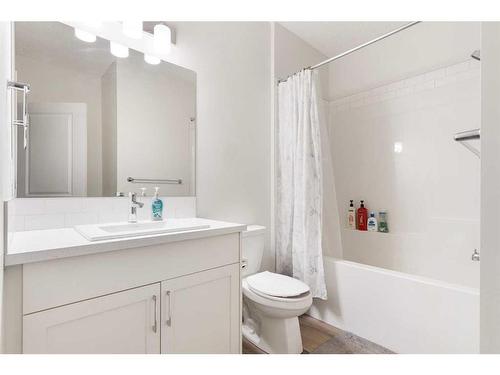 388 Lucas Boulevard Nw, Calgary, AB - Indoor Photo Showing Bathroom