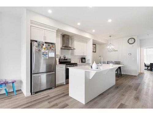 388 Lucas Boulevard Nw, Calgary, AB - Indoor Photo Showing Kitchen