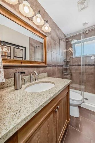 2403 52 Avenue Sw, Calgary, AB - Indoor Photo Showing Bathroom