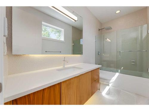 1512 21A Street Nw, Calgary, AB - Indoor Photo Showing Bathroom