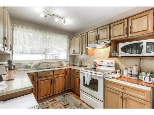 5548 4 Avenue Ne, Calgary, AB - Indoor Photo Showing Kitchen With Double Sink