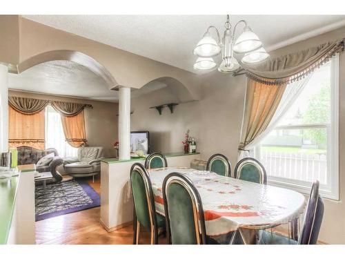 5548 4 Avenue Ne, Calgary, AB - Indoor Photo Showing Dining Room