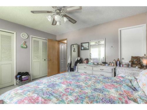 5548 4 Avenue Ne, Calgary, AB - Indoor Photo Showing Bedroom