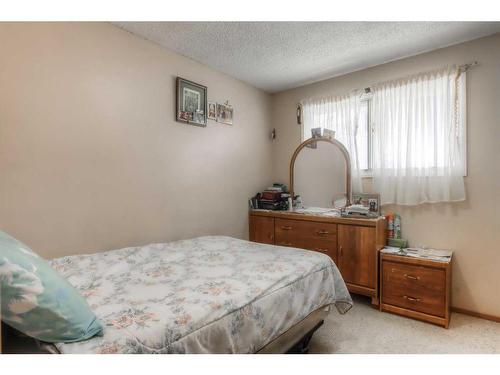 5548 4 Avenue Ne, Calgary, AB - Indoor Photo Showing Bedroom