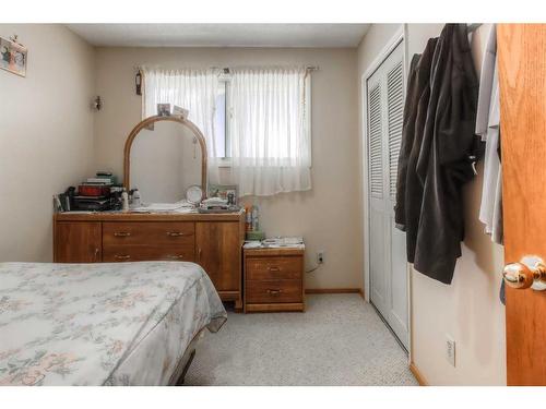 5548 4 Avenue Ne, Calgary, AB - Indoor Photo Showing Bedroom