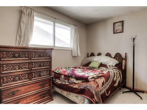 5548 4 Avenue Ne, Calgary, AB - Indoor Photo Showing Bedroom