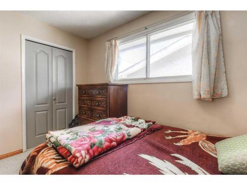 5548 4 Avenue Ne, Calgary, AB - Indoor Photo Showing Bedroom
