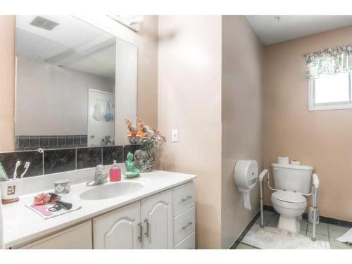 5548 4 Avenue Ne, Calgary, AB - Indoor Photo Showing Bathroom