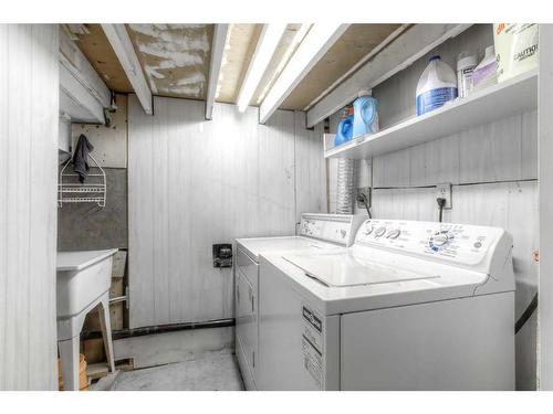 5548 4 Avenue Ne, Calgary, AB - Indoor Photo Showing Laundry Room