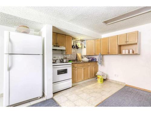 5548 4 Avenue Ne, Calgary, AB - Indoor Photo Showing Kitchen