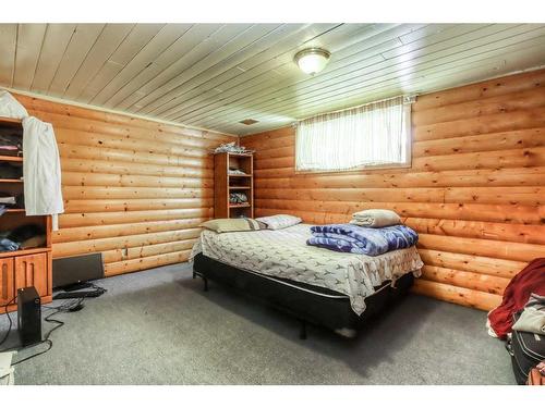 5548 4 Avenue Ne, Calgary, AB - Indoor Photo Showing Bedroom