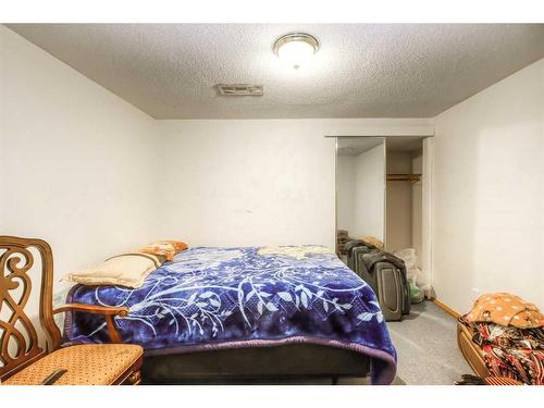 5548 4 Avenue Ne, Calgary, AB - Indoor Photo Showing Bedroom