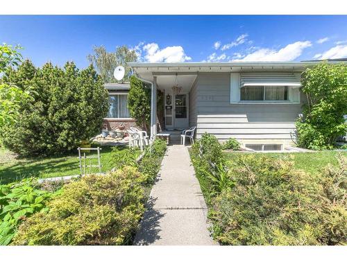 5548 4 Avenue Ne, Calgary, AB - Outdoor