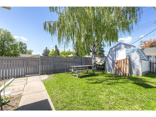 5548 4 Avenue Ne, Calgary, AB - Outdoor