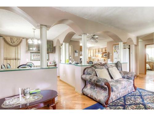 5548 4 Avenue Ne, Calgary, AB - Indoor Photo Showing Living Room