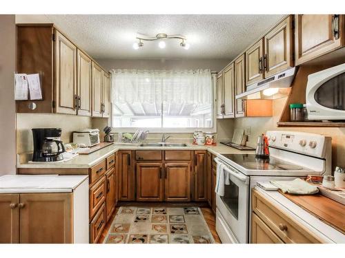 5548 4 Avenue Ne, Calgary, AB - Indoor Photo Showing Kitchen With Double Sink