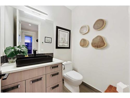 2332 24 Avenue Sw, Calgary, AB - Indoor Photo Showing Bathroom