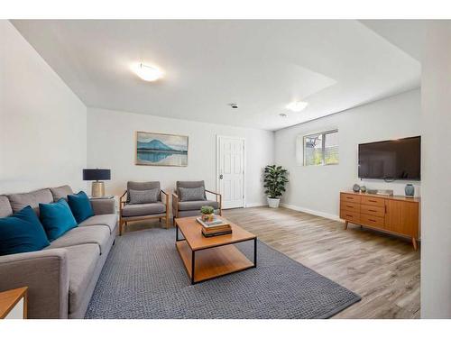 1471 Ranch Road, Carstairs, AB - Indoor Photo Showing Living Room