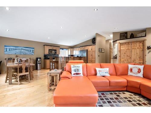 731 Lakeside Drive, Rural Vulcan County, AB - Indoor Photo Showing Living Room