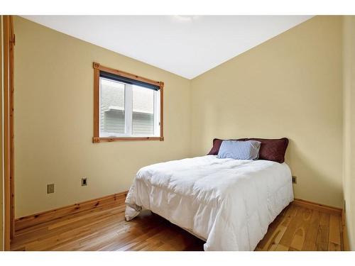 731 Lakeside Drive, Rural Vulcan County, AB - Indoor Photo Showing Bedroom