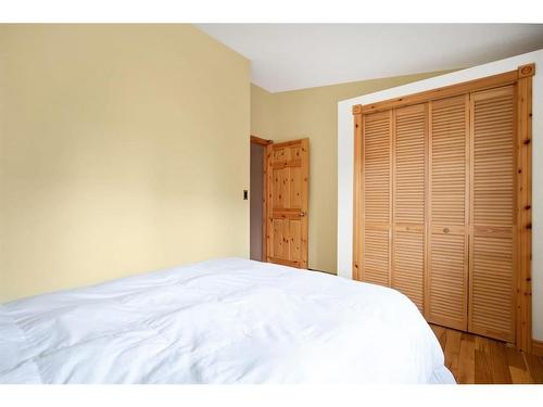 731 Lakeside Drive, Rural Vulcan County, AB - Indoor Photo Showing Bedroom