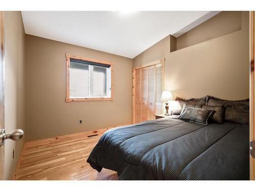 731 Lakeside Drive, Rural Vulcan County, AB - Indoor Photo Showing Bedroom