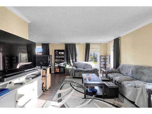 72 Templemont Drive Ne, Calgary, AB - Indoor Photo Showing Living Room