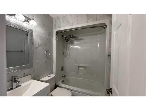 222 Blackthorn Road Ne, Calgary, AB - Indoor Photo Showing Bathroom