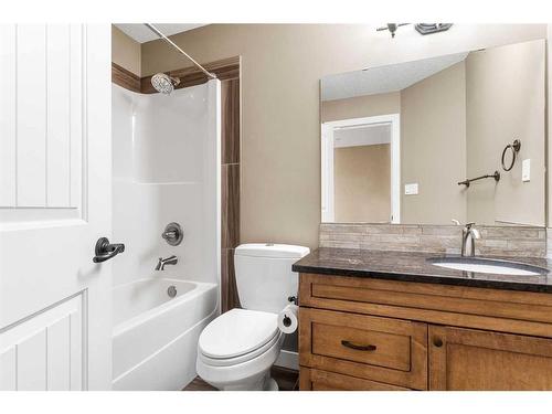 6511 57 Street, Olds, AB - Indoor Photo Showing Bathroom