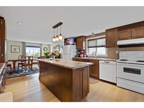 43 30 Avenue Sw, Calgary, AB - Indoor Photo Showing Kitchen