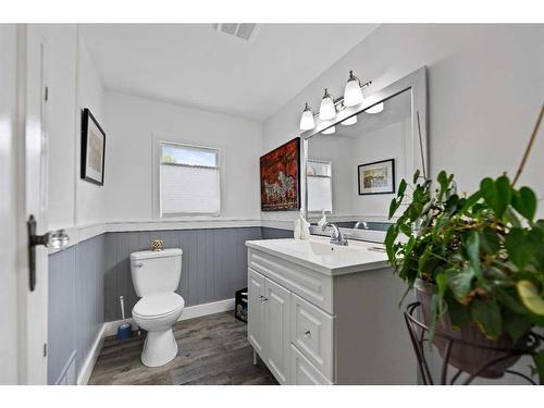 43 30 Avenue Sw, Calgary, AB - Indoor Photo Showing Bathroom