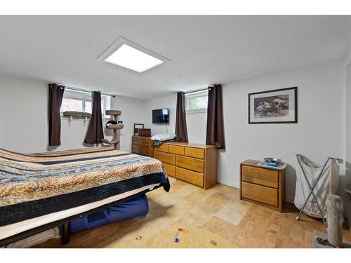 43 30 Avenue Sw, Calgary, AB - Indoor Photo Showing Bedroom