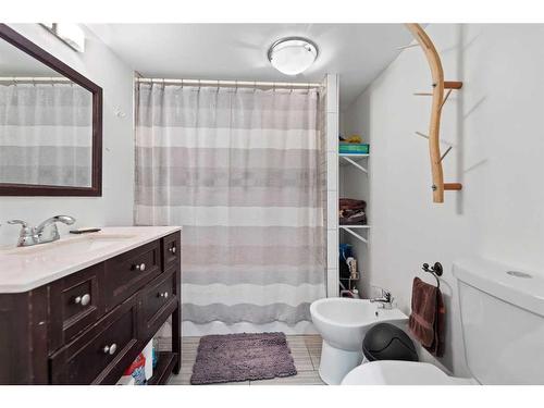 43 30 Avenue Sw, Calgary, AB - Indoor Photo Showing Bathroom