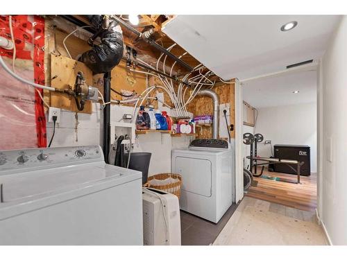 43 30 Avenue Sw, Calgary, AB - Indoor Photo Showing Laundry Room