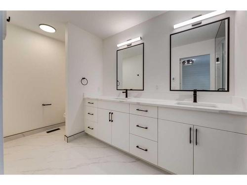 420 Diamond Court Se, Calgary, AB - Indoor Photo Showing Bathroom