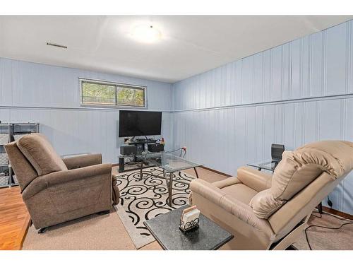 1844 Meadowbrook Drive Se, Airdrie, AB - Indoor Photo Showing Living Room