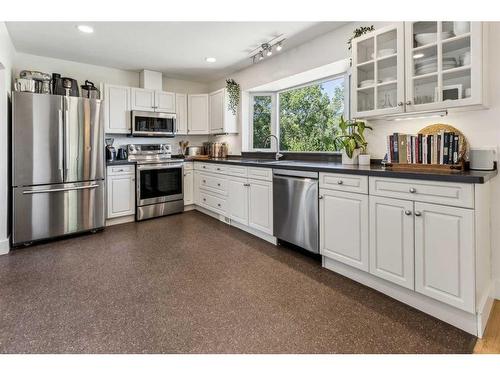 826 17 Avenue Se, Calgary, AB - Indoor Photo Showing Kitchen