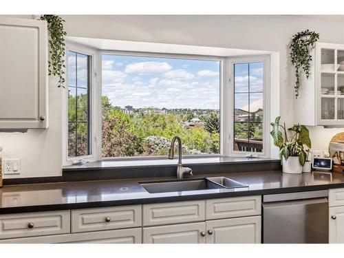 826 17 Avenue Se, Calgary, AB - Indoor Photo Showing Kitchen