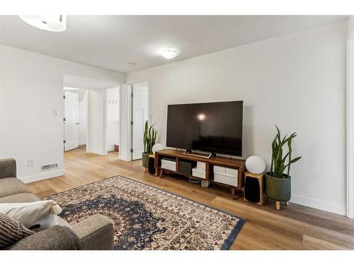 826 17 Avenue Se, Calgary, AB - Indoor Photo Showing Living Room