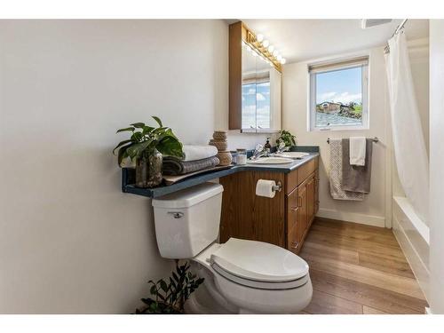 826 17 Avenue Se, Calgary, AB - Indoor Photo Showing Bathroom