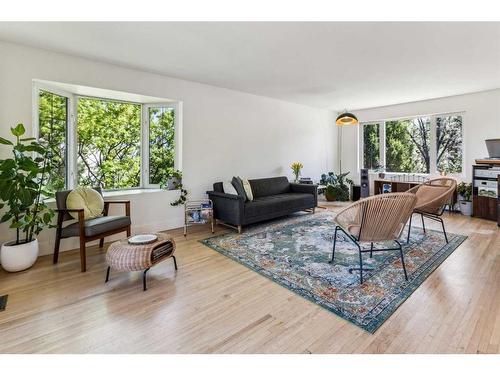 826 17 Avenue Se, Calgary, AB - Indoor Photo Showing Living Room