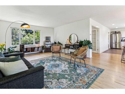 826 17 Avenue Se, Calgary, AB - Indoor Photo Showing Living Room