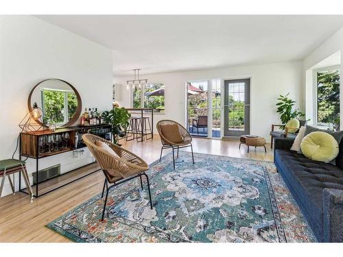 826 17 Avenue Se, Calgary, AB - Indoor Photo Showing Living Room