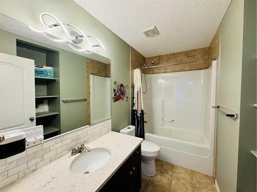121 Cortina Bay Sw, Calgary, AB - Indoor Photo Showing Bathroom