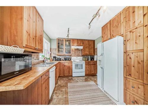 8827 33 Avenue Nw, Calgary, AB - Indoor Photo Showing Kitchen